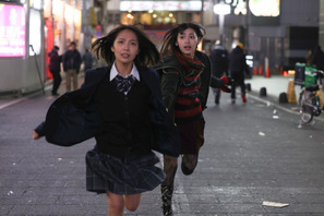 秋葉恋監督が明かす、寺本莉緒と池田朱那の“必然” 『東京逃避行』場面写真