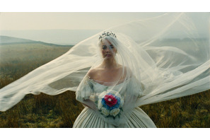 衣装カラーは“黒・赤・白”の3色のみ！マーゴット・ロビーのドレスが話題『嵐が丘』特別映像