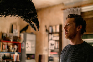 ベネディクト・カンバーバッチ主演・プロデュース『フェザーズ　その家に巣食うもの』原作翻訳本刊行 新場面写真も