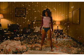 「燃える斧は実用的」無双メイド演じたザジー・ビーツが壮絶バトル語る『ゼイ・ウィル・キル・ユー』場面写真も