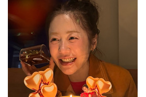 コ・ヒョンジョン、“すっぴん美貌”で幸せを噛み締めた！誕生日パーティーで少女のような笑顔【PHOTO】