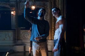 ビル・スカルスガルドがクライマックスの殺陣について語る『ザ・クロウ』インタビュー特別映像解禁