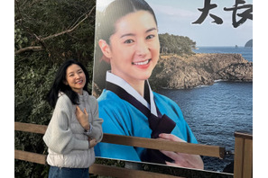 イ・ヨンエ、『チャングム』の撮影地で涙が出るほど「胸いっぱい」。“本物参上”にほっこり【PHOTO】