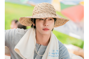 Netflix新作『本日も完売しました』主演アン・ヒョソプ、「麦わら帽子」と「スーツ姿」のギャップで魅せる！