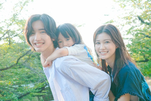 道枝駿佑＆生見愛瑠、父・母役に挑戦『君が最後に遺した歌』家族写真公開