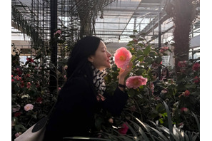 女優イ・ヨンエ、椿の庭園でエレガントさ全開！まるで“絵画のような”近況写真【PHOTO】