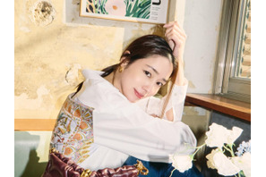 イ・ミンジョン、白シャツ×デニムの清純ビジュアルを披露…“春の女神降臨”【PHOTO】