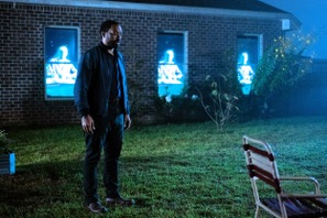 背後に謎の男が映り込む…トム・ヒドルストンが夜のネオンの中佇む姿も『サンキュー、チャック』新場面写真