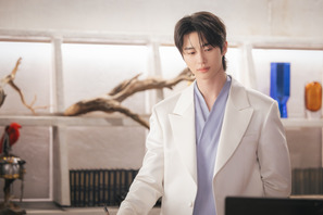 IU×ビョン・ウソクが花火の演出に感嘆！「21世紀の大君夫人」1話・2話ビハインド映像公開、特別出演のホ・ナムジュンも登場