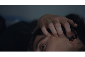 双眼鏡の先に見えたゴミ袋の中身とは…『KEEPER／キーパー』本編映像＆不気味さ満載の場面写真