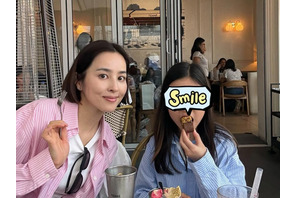 ハン・ヘジン、愛娘とのんびりカフェデート！仲良し母娘の姿に“ほっこり”【PHOTO】