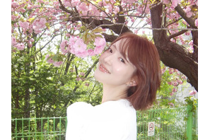 女優イ・セヨン、満開の桜の下で輝く“まぶしい美貌”…飾らない魅力に絶賛の声【PHOTO】