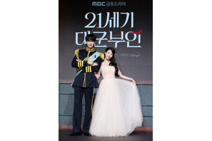 「21世紀の大君夫人」最も視聴された韓国ドラマに！「眼福カップル」IU×ビョン・ウソクのインタビュー＆吹替え版予告編到着
