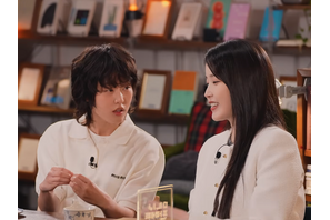 イ・ジョンソクと交際中のIU、自身の“恋愛観”を明かす！ビョン・ウソクら共演陣との爆笑トーク