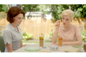 60年代ファッションと母親たちの運命切り取る アン・ハサウェイ×ジェシカ・チャステイン『隣人たち』シーン写真