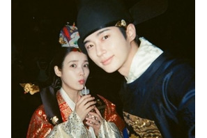 IU♥ビョン・ウソク、結婚式“胸キュン”未公開写真が続々明らかに【PHOTO】
