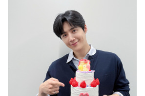 40歳になった俳優キム・ソンホ、日本での近況。誕生日ケーキを手に優しく“えくぼスマイル”【PHOTO】