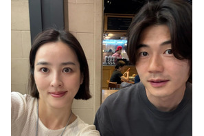 『朱蒙』女優ハン・ヘジンとキ・ソンヨン夫婦が久しぶりの再会、愛娘もパパに”ひっつき虫”【PHOTO】