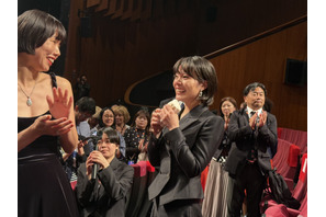 岸井ゆきの、涙ながらに監督と抱擁も　浅野忠信「自然に涙が流れ…」カンヌ「ある視点」部門で公式上映『すべて真夜中の恋人たち』