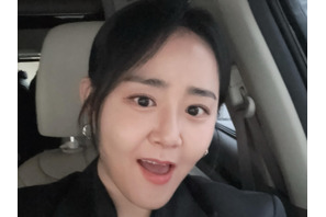 希少疾患を乗り越えた“元祖国民の妹”ムン・グニョン、スタイリッシュな装いで授賞式に出席【PHOTO】