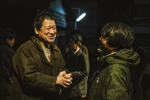 「これは悲惨」佐藤二朗の断髪式や丸山隆平＆MEGUMIら共演『名無し』　和気あいあいメイキング解禁