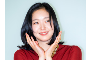 『トッケビ』女優キム・ゴウンがコレクションショーに登場！鮮やかな真っ赤なワンピースで視線を強奪【PHOTO】