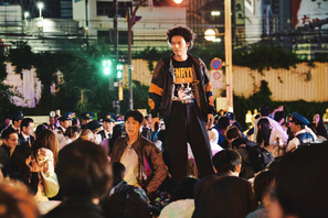 日本映画史上初のナイターロケ!?『TOKYO BURST-犯罪都市-』新宿で現金800万円ばらまき映像