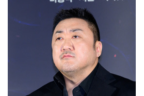 『犯罪都市』俳優マ・ドンソクに悲報。本日未明に父親が死去、妻とともに弔問客を迎える
