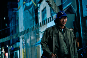 綾野剛、特殊メイクで“メンター”を怪演…静かな狂気の幕開け『mentor』場面写真