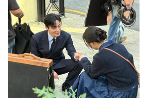 片膝をついたホ・ナムジュンに“胸キュン”！『素晴らしき新世界』の微笑ましい撮影現場の裏側【PHOTO】