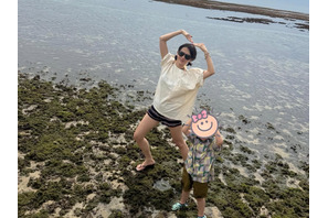 「どっちが子供？」ソン・イェジン、3歳の息子と海を満喫！“ヒョンビン目線”の旅行ショット【PHOTO】