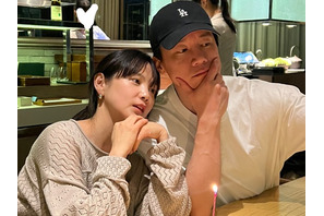 世界1位に輝いたキム・ムヨル、妻ユン・スンアからの“愛のあるサプライズ”に大感激！【PHOTO】