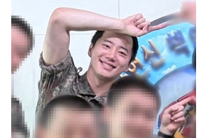 坊主頭でもイケメン！入隊中の俳優イ・ジュニョン、同期との愉快な“軍隊ショット”が話題！