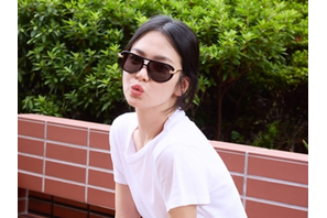 「白T×ジーンズ」でも圧倒的オーラ！女優ソン・ヘギョの何気ない日常写真に憧れる【写真】