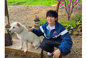 「どっちがワンちゃん？」チョン・ヘインの癒やしパワー全開なオフショットにファン悶絶！【写真】