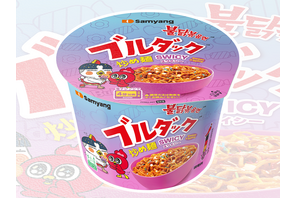 「ブルダック炒め麺」シリーズ最新フレーバー「スワイシーブルダック炒め麺 BIGカップ」を8月18日ファミリーマートにて日本最速先行発売！