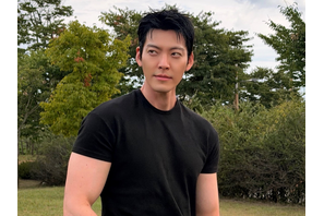 俳優キム・ウビン、“規格外の肉体美”に熱視線！シンプル服で魅せる究極の神スタイル【写真】
