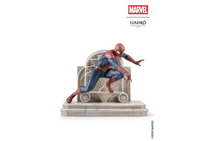 「スパイダーマン」がリヤドロから登場　世界500体限定のポーセリン作品が予約受付中