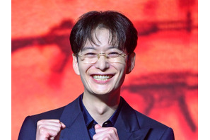 韓ドラのロケ地を満喫する岡田将生のお茶目な姿…誕生日のプライベートショットに反響【写真】