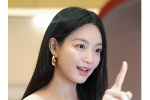“リアル女神”女優シン・ミナの神々しい美貌に脱帽…「さらに美貌が覚醒中」【写真】
