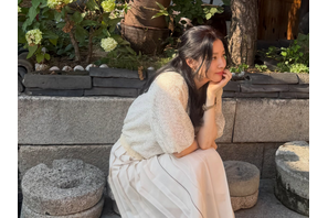 『チャングム』女優イ・ヨンエ、まるで“両班令嬢”伝統韓屋で魅せた気品あふれる美しさ【写真】