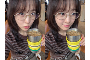 「コーヒーも喜んでる!?」女優パク・ボヨンのラブリーな魅力全開のカフェイン補給ショット【写真】