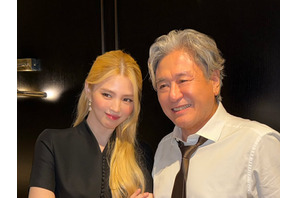 これが韓国版『マイ・インターン』の雰囲気！ハン・ソヒ、大先輩チェ・ミンシクの隣で輝く“圧倒的オーラ”【写真】