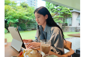 女優ペ・スジが東京で“のんびり”。公園やカフェで過ごす飾らない姿が「癒される」と反響！