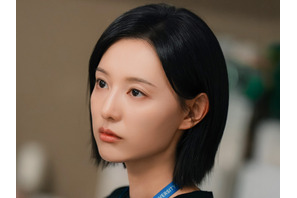 美しき「狂犬」誕生…！女優キム・ジウォン、漆黒の眼光で魅せる“冷徹ドクター”スチール初公開【写真】