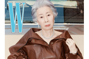79歳女優ユン・ヨジョン、年齢を超越した美しさと貫禄のオーラ…白髪も“唯一無二の魅力”【写真】