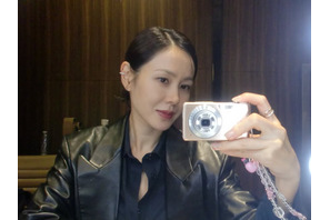 まるで時間が逆戻り？ソン・イェジン、鏡越しの自撮りで見せた“人形のような”美貌【写真】
