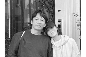女優ソン・ヘギョ、日本のメイクアップアーティストとの密着ツーショット！モノクロ写真で放つ“格別なオーラ”【写真】