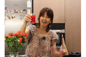 57歳女優シン・エラ、毎朝の習慣で腸活！10種類の野菜で作る特製ジュースで「肌の調子もよく、健康に」