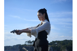 韓国映画デビューの女優・三吉彩花、衝撃の“血まみれ姿”を公開！『タチャ』で魅せるドーパミン全開カット